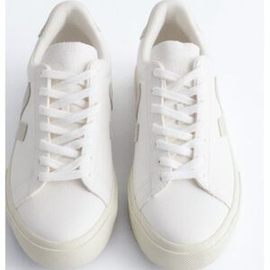 VEJA CAMPO LEATHER SNEAKERS Unisex,Women’s 10/Mens 8, White/Cream